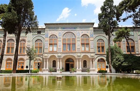 ¡Explora la majestuosidad del Palacio Golestán, un tesoro histórico en el corazón de Teherán!